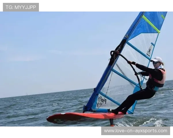 帆板运动员逆风漂移技术太帅，赛事剪辑爆红