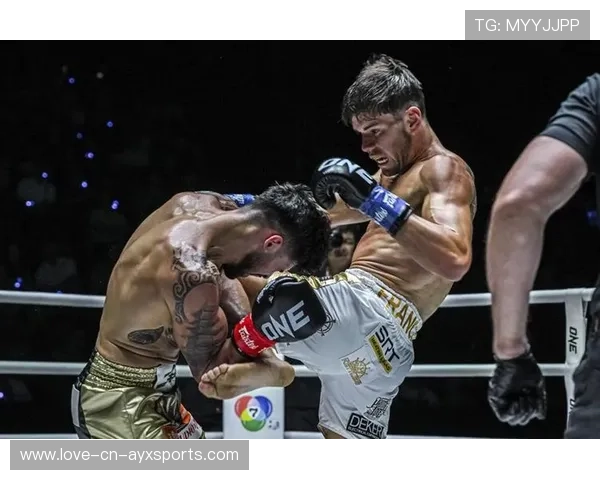 UFC泰拳膝撞正中腹部，对手痛苦倒地