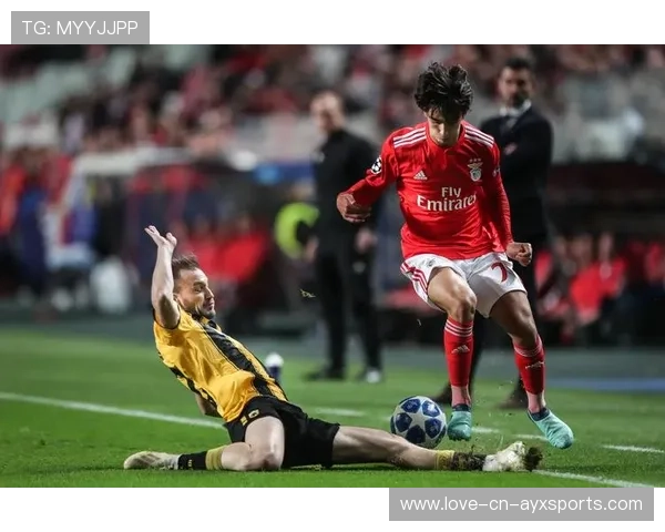 本菲卡门前抢点补射稳稳进球：足球世界的完美瞬间